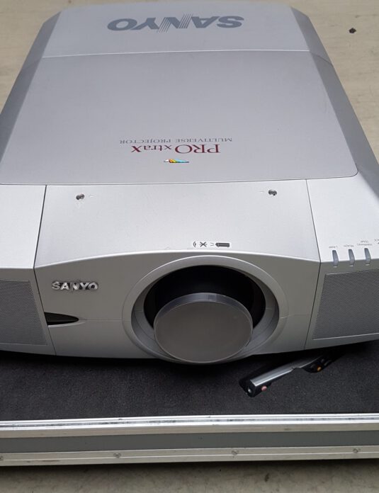 Sanyo XF45 Videoprojektor 1/2