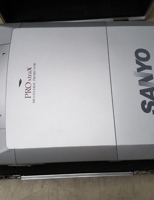 Sanyo XF45 Videoprojektor 2/2