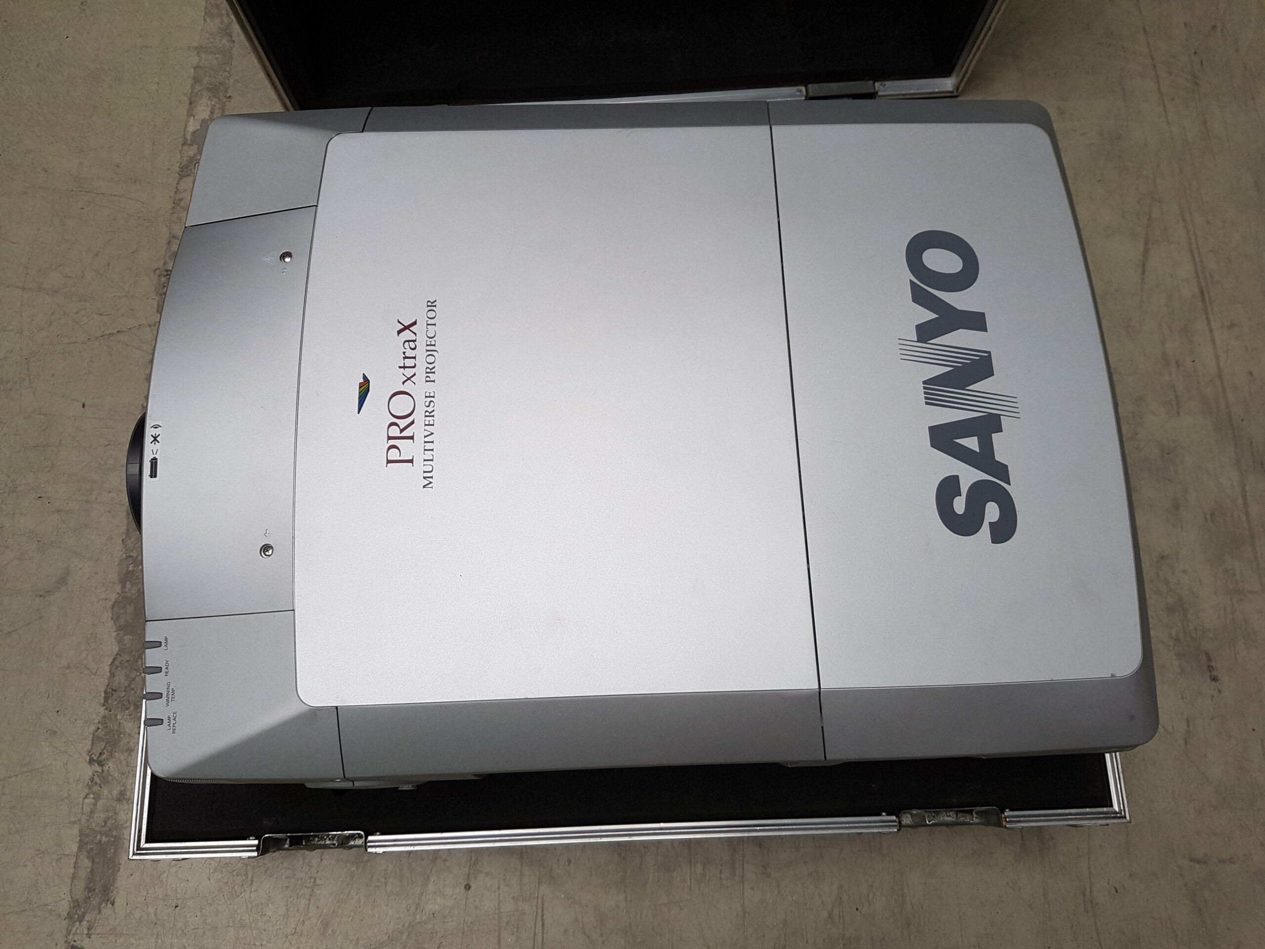 Sanyo XF45 Videoprojektor 2/2